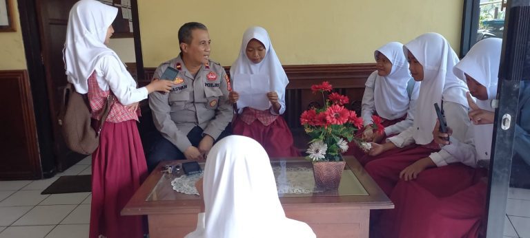Polsek Indihiang Polres Tasikmalaya Kota Terima Kunjungan Siswa SD dalam Program Polisi Sahabat Anak