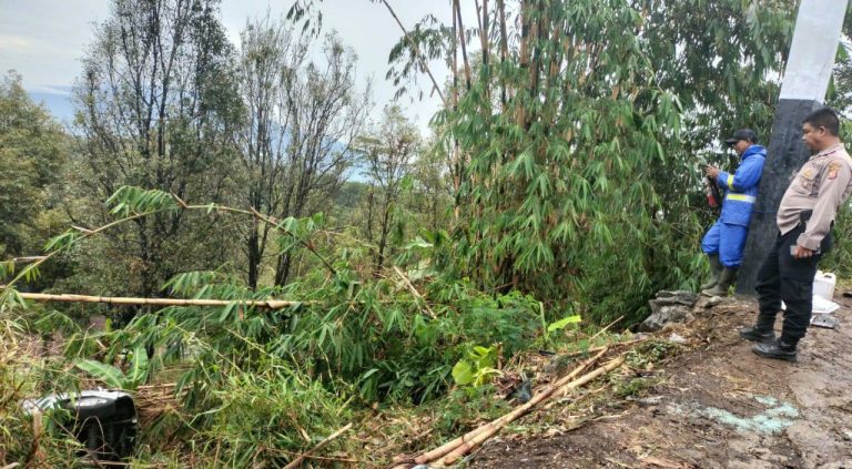 Sebuah Mobil Daihatsu Luxio Kecelakaan di Gentong