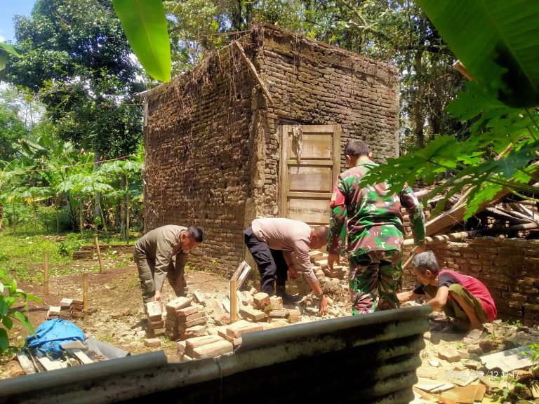 Rumah Lapuk, Atap dan Dinding Dapur Muhamad Sidik Ambruk