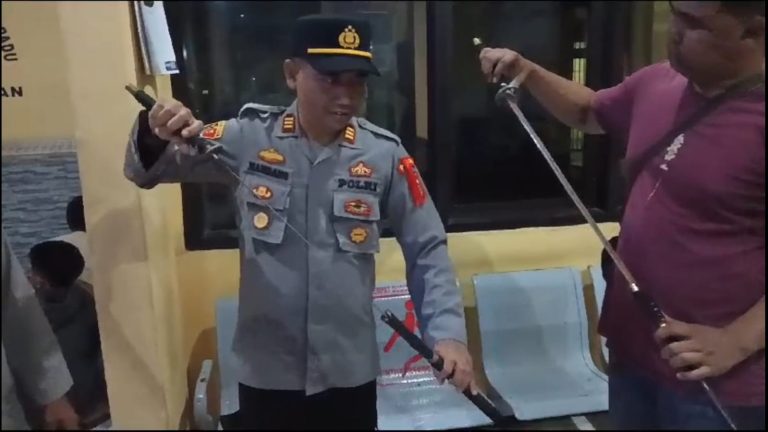 Polsek Pangandaran Amankan 15 Remaja dan Dua Samurai