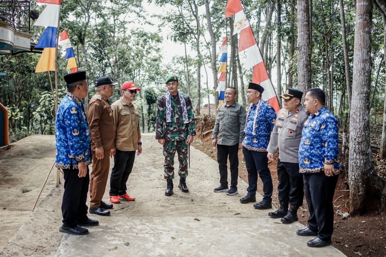Penutupan Program BSMSS Desa Lumbungsari oleh Dandim Ciamis