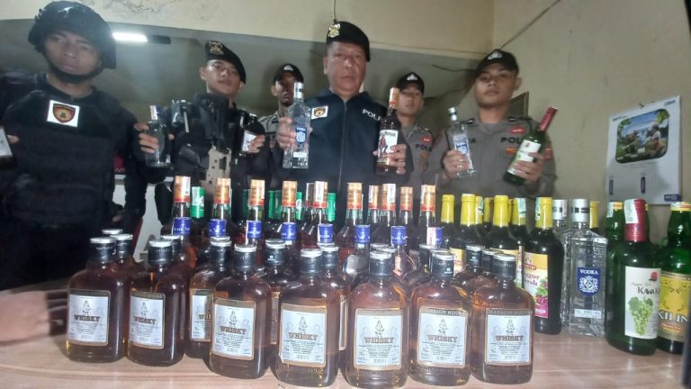 Mobil Minibus Diamankan Polisi Hendak Edarkan Miras di Tasikmalaya