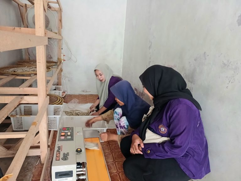 Kunjungan Mahasiswa KKN UNIGAL ke Home Industri Sotong di Desa Bojongmalang