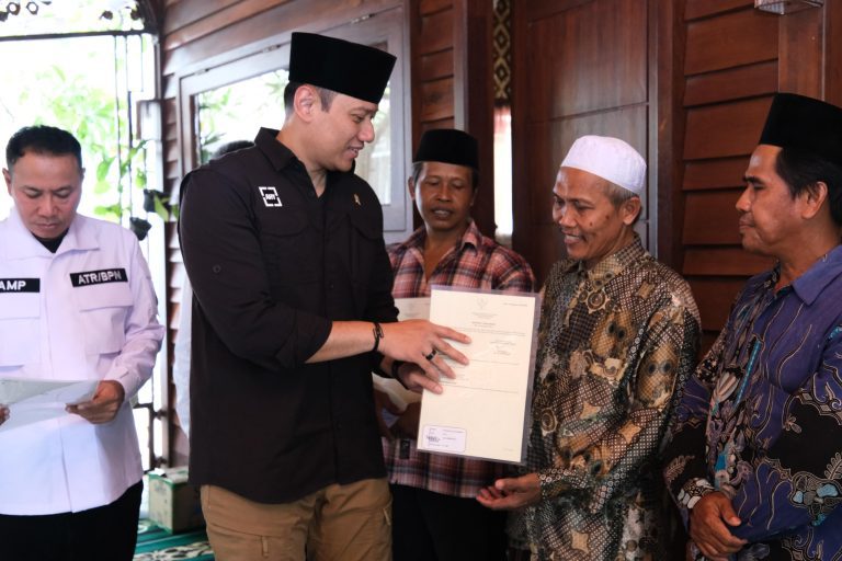 52 Sertifikat Tanah Elektronik Diserahkan Mentri AHY di Pasuruan