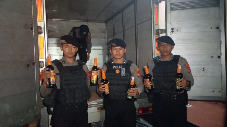 Dua Mobil Pembawa Miras Diamankan Maung Galunggung