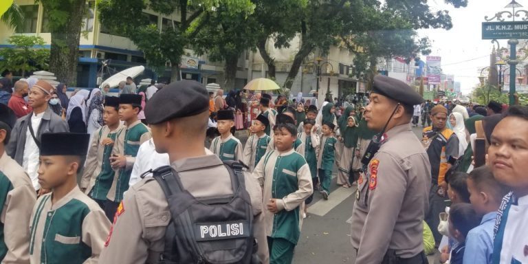 Peringati Hari Santri Nasional Pawai Ta’aruf di Tasikmalaya Diikuti Ribuan Santri
