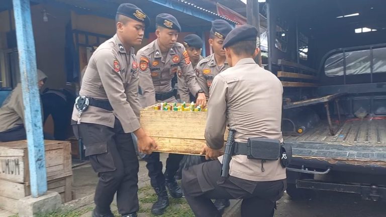 Polisi Gerebek Kios Penjual Miras di Pasar Cikurubuk Tasik