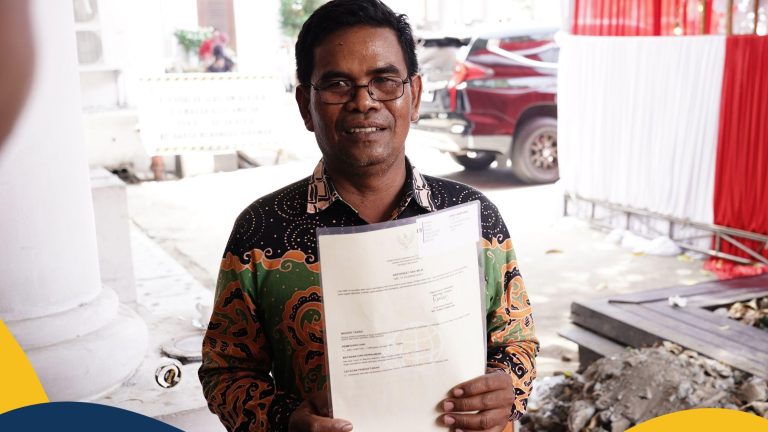 Joko Santoso Terima Sertifikat Tanah untuk Modal Usaha