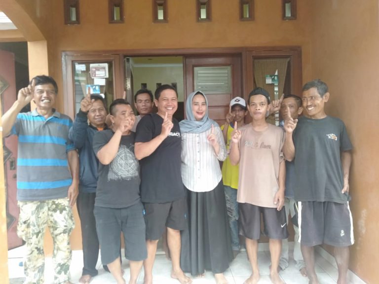 Pengrajin Sandal Tasik: “Nurhayati Harapan Kami”