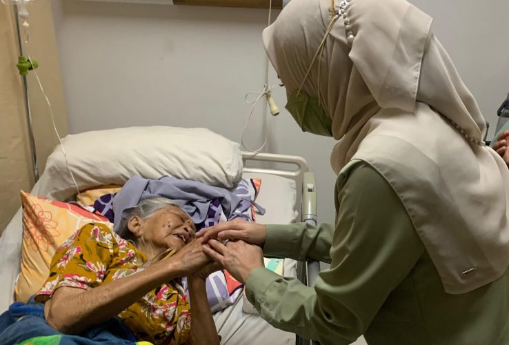 nurhayati jenguk keluarga relawan respati