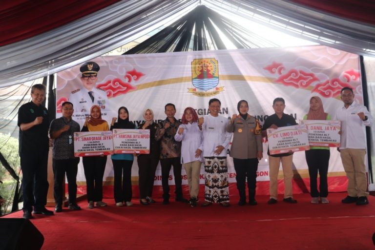Pemkab Cirebon Salurkan DBHCHT ke Buruh Rokok