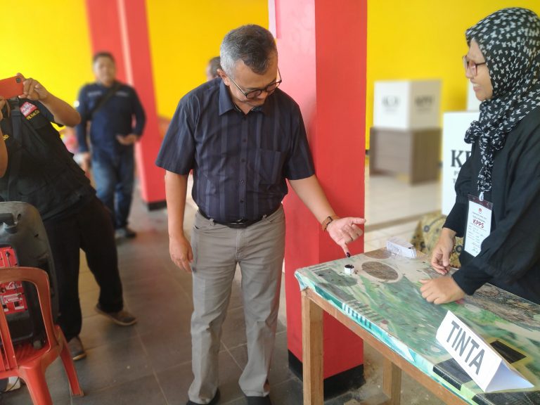 PJ Bupati Ciamis Budi Waluya Mencoblos di TPS 006