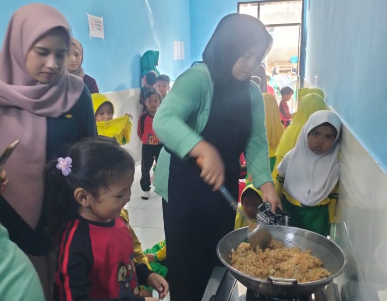 Kunjungan Edukatif TK Mukarromah ke Rumah Abon Ikan Nila