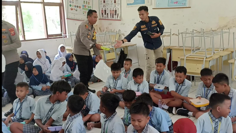 Polsek Pangandaran Bagikan Makanan Bergizi ke Siswa SD