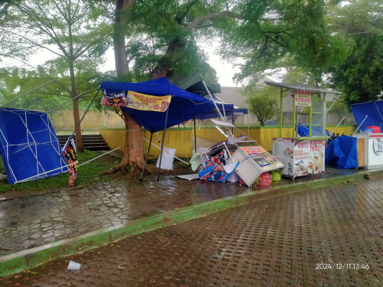 Belasan Tenda Pedagang Hancur Diterjang Angin
