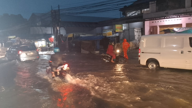 Jalan Raya SL Tobing Banjir Pengendara Terganggu