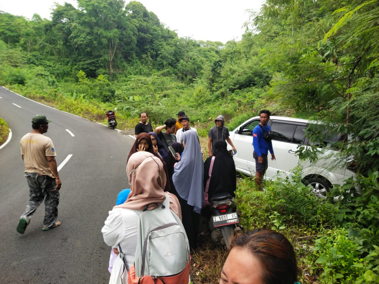 Minibus Nyaris Masuk Jurang di Jalur Batukaras