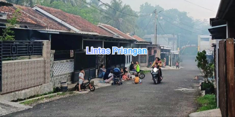 Asap Pabrik Triplek Ganggu Pemukiman Warga di Cimerak