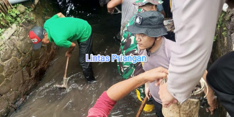 TNI-Polri dan Warga Gotong Royong Bersihkan Drainase
