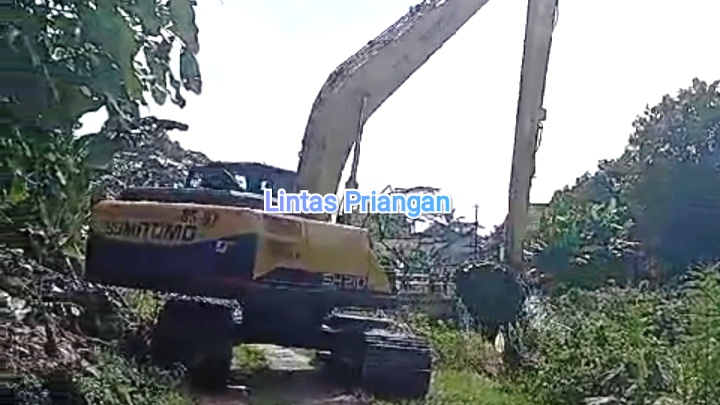 Bersihkan Eceng Gondok BBWS Citanduy Turunkan Dua Excavator