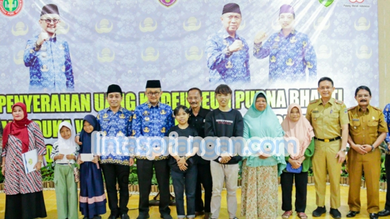 Meriahkan HUT KORPRI Ke 53, 297 Pegawai Purna Bakti Terima Uang Kadeudeuh