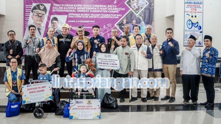 Bersama Global Village dan Lions Club, Dinsos Ciamis Salurkan Kursi Roda Khusus