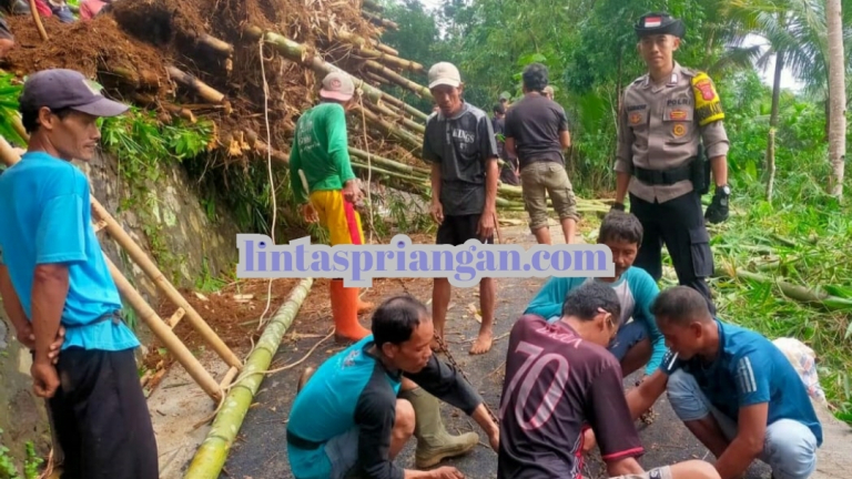 Wujud Sinergitas Polri, Personel Polsek Cikoneng Gotong Royong Lebarkan Jalan