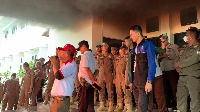 Teras Balekota “Ngebul”, Buruh di Tasikmalaya Kecewa!