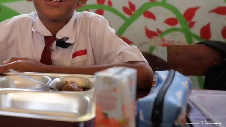 Makan Gratis di Pangandaran, Kata Gibran: “Makanannya Enak, Lauknya Banyak!”