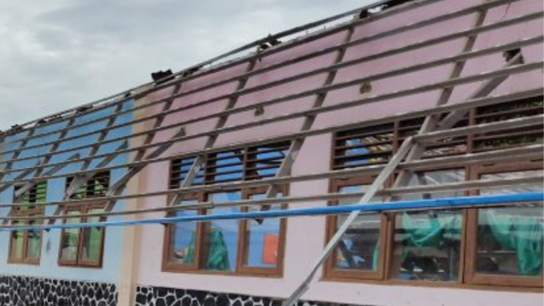 Atap Enam Kelas SD di Sumedang Ambruk!