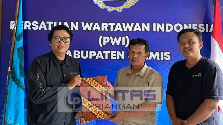 Anthika Asmara Serahkan Berkas Pendaftaran Calon Ketua PWI Ciamis