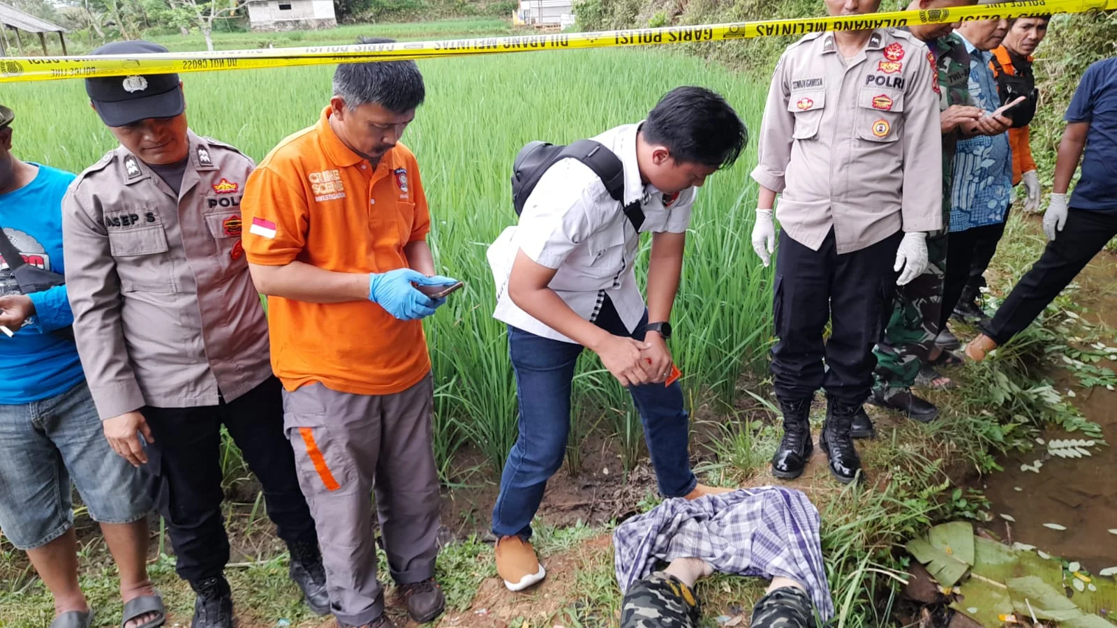 Poto : Pihak Kepolisian Saat melakukak Evakuasi Jenazah Korban Di Pemaptang Sawah (Ist).