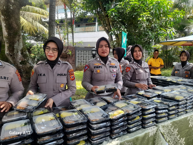Usai Jumatan, Polres Tasikmalaya Kota Ngajak Mabar!