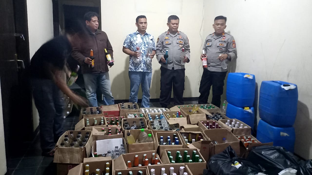 Gudang Miras di Tasikmalaya Digerebek Petugas Kepolisian