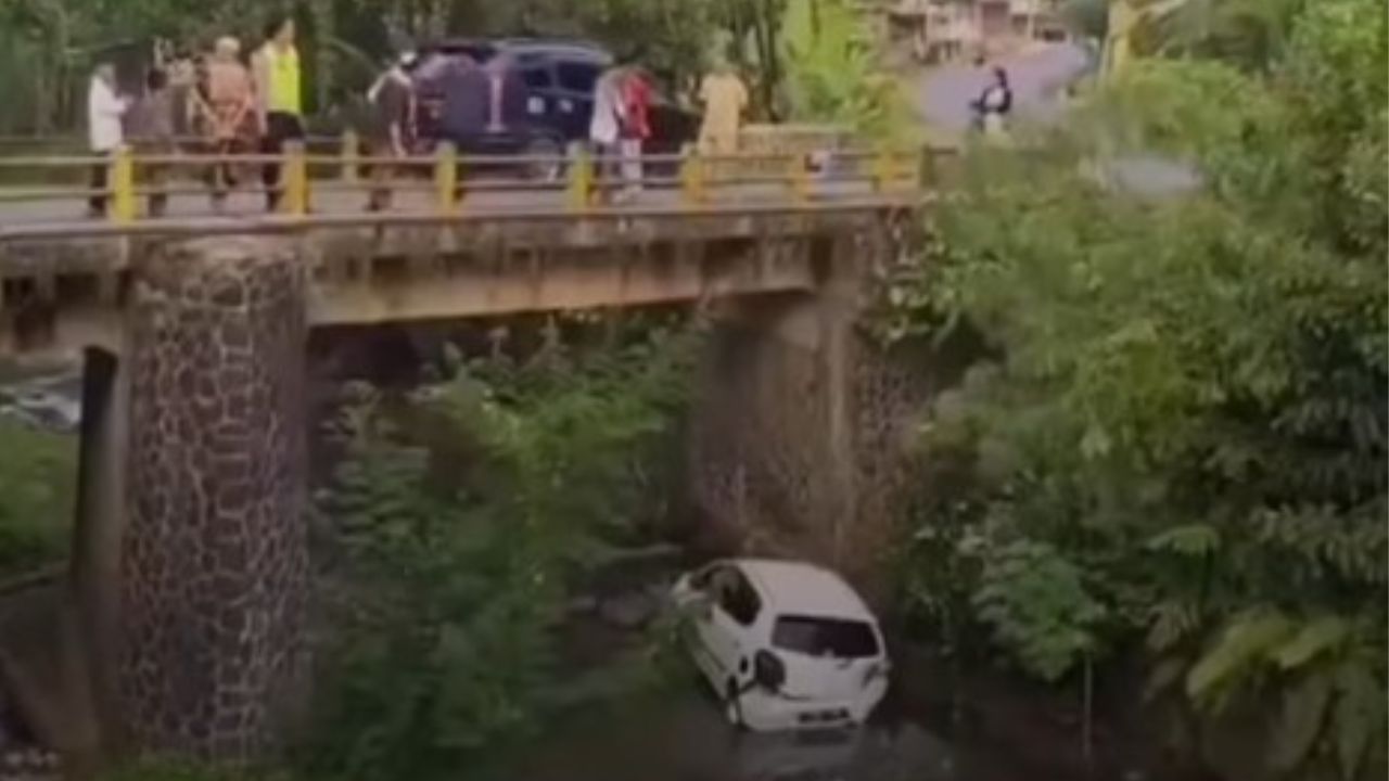 Mobil Terjun ke Sungai di Salopa