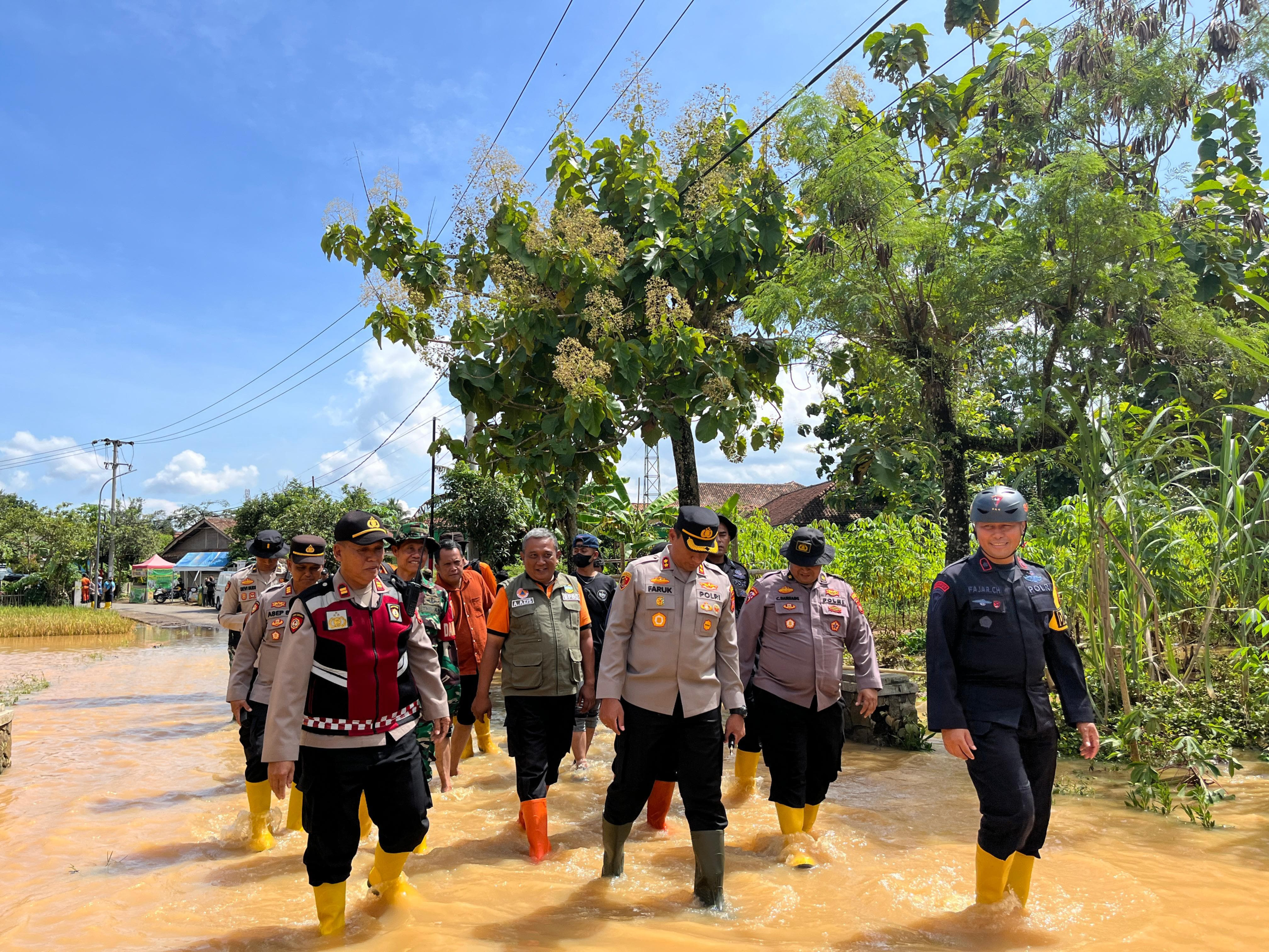 Evakuasi Korban Banjir Sukaresik Tasikmalaya