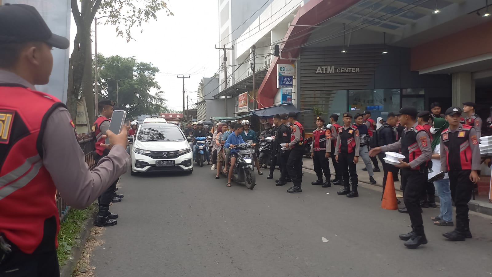 Polres Tasikmalaya Kota Bagi-Bagi Takjil