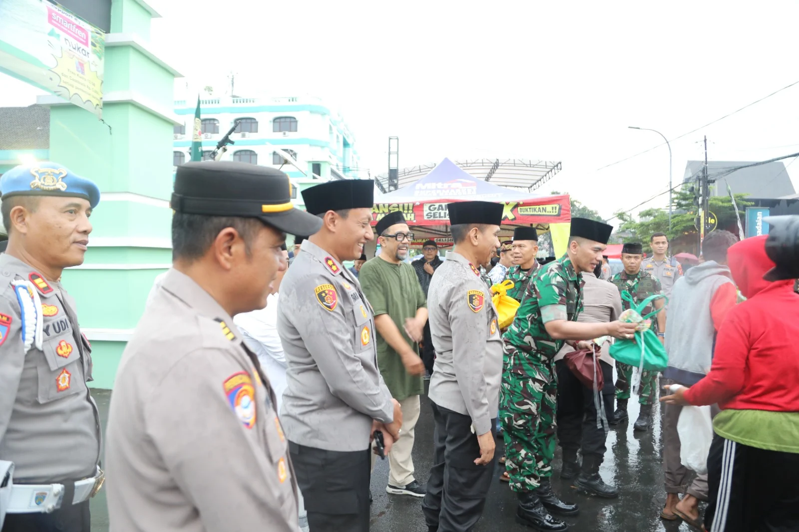 Takjil Kapolda Jabar untuk Warga Tasikmalaya
