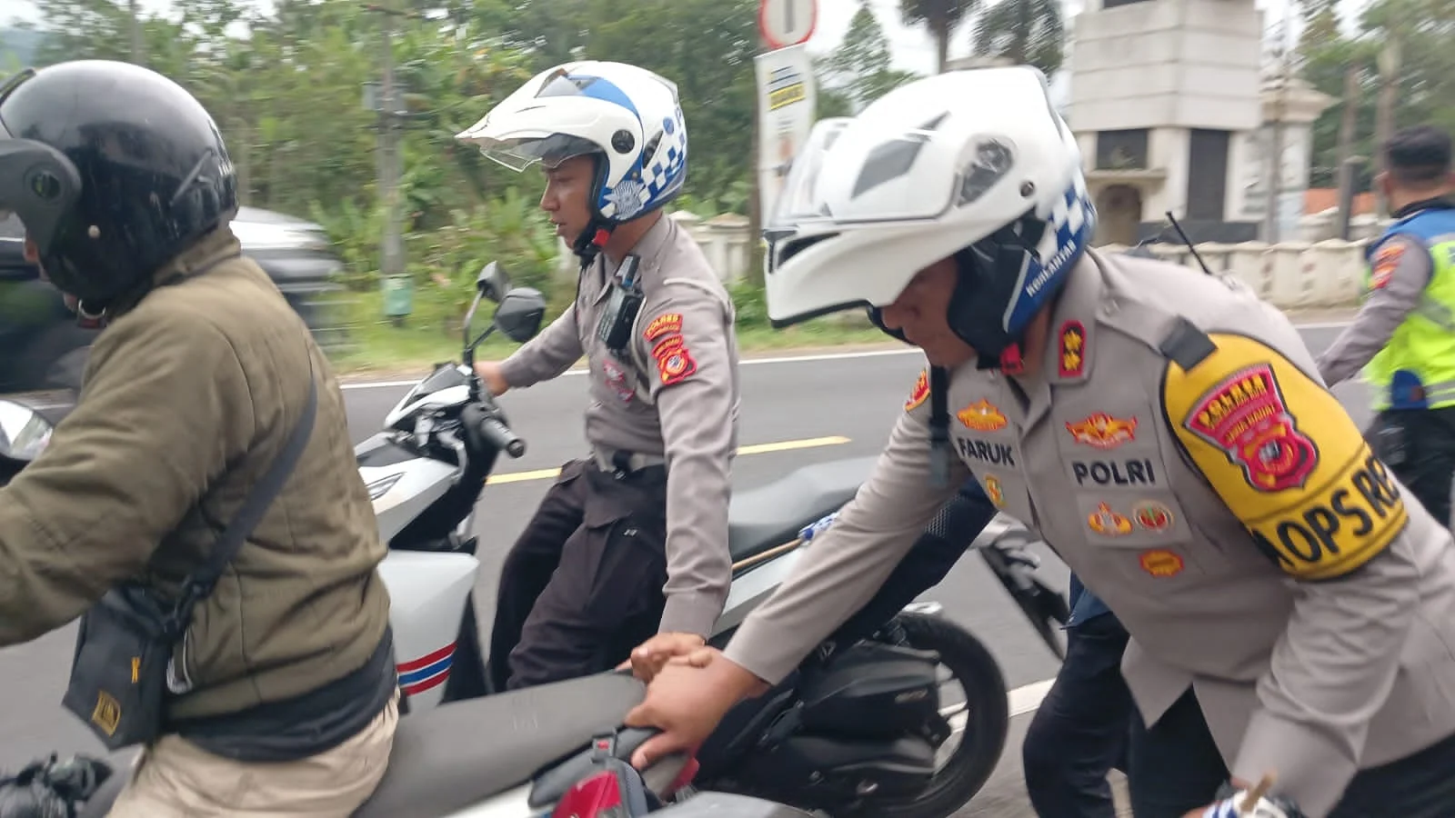 Kapolres Tasikmalaya Kota Dorong Motor Mogok Pemudik