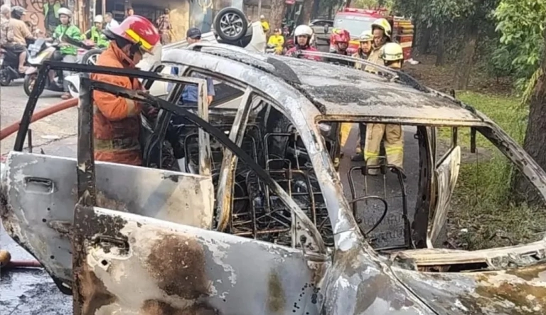 mobil polisi dibakar warga depok