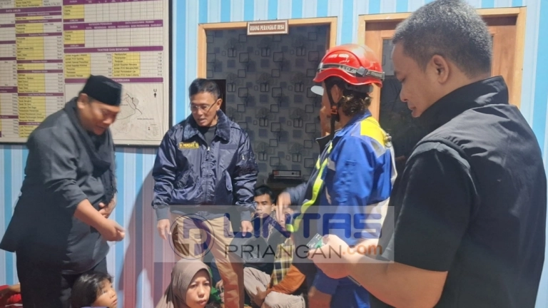 Bupati Herdiat Tinjau Lokasi Pengungsian Korban Pergerakan Tanah di Panawangan