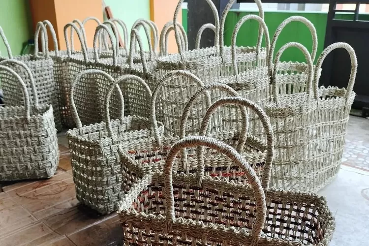 Anyaman mendong purbaratu meregang nyawa