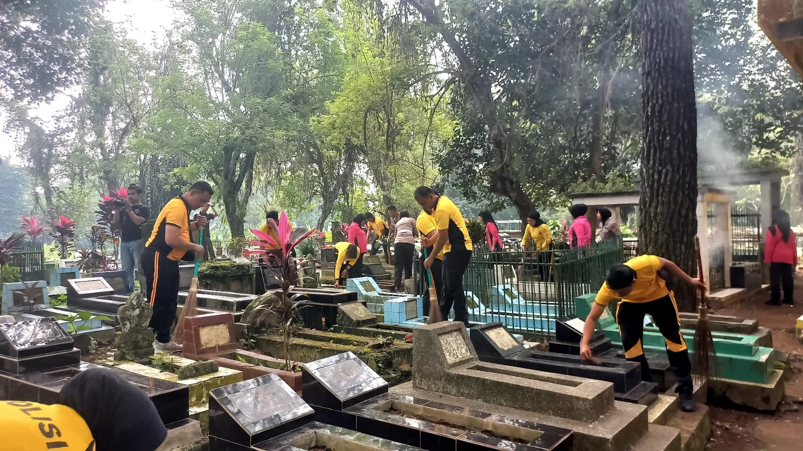 Bersih Bersih TPU Polres Tasikmalaya Kota