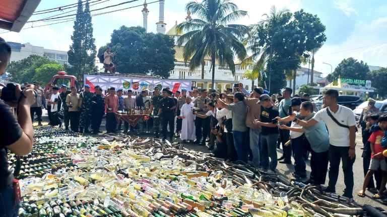Polres Tasikmalay Musnahkan Miras dan Knalpot Bising