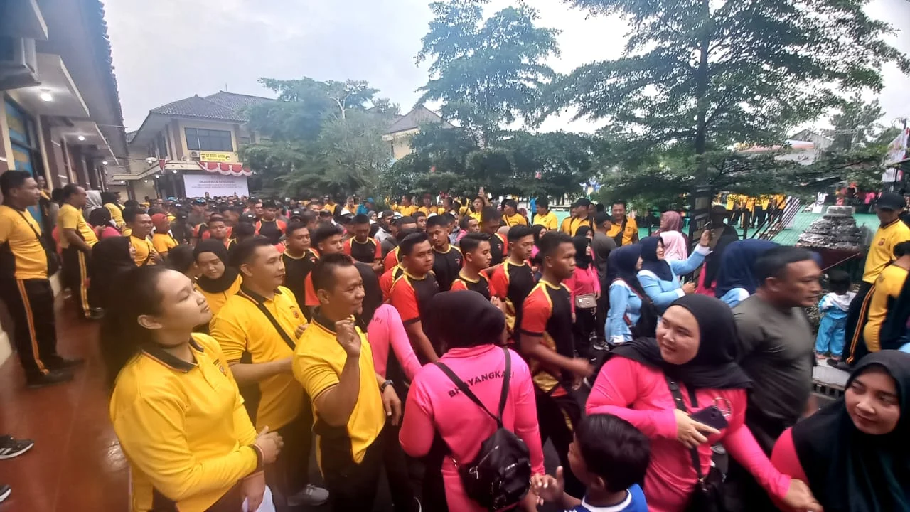 gerak jalan sehat hut bhayangkara