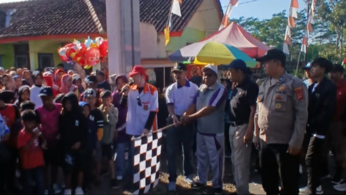 Ratusan Warga Meriahkan Jalan Sehat Milangkala ke-245 Desa Ciparigi Ratusan Warga Meriahkan Jalan Sehat Milangkala ke-245 Desa Ciparigi