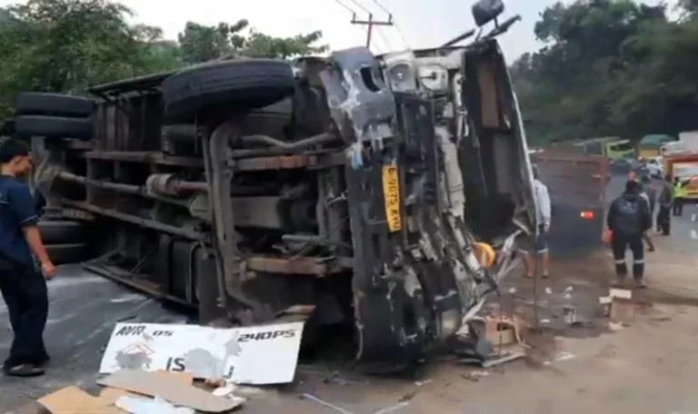 kecelakaan truk gentong (1)