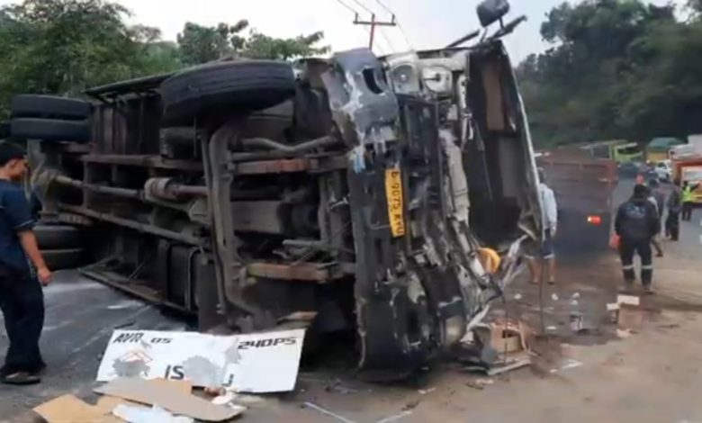 kecelakaan truk gentong (1)