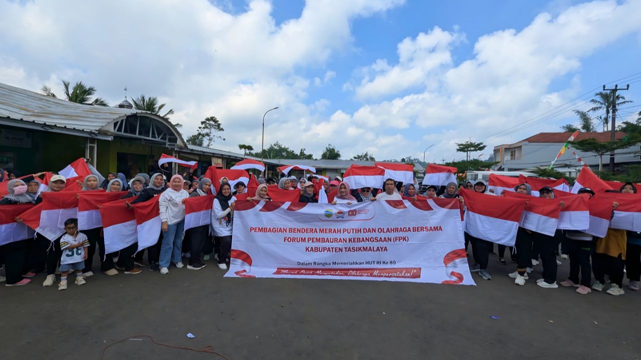 Pembagian Bendera Merah Putih