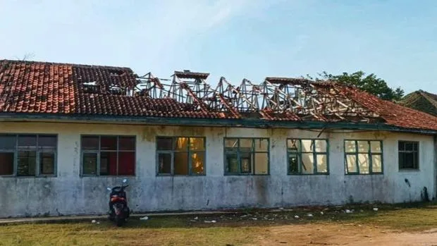 ruang kelas sdn cipaku ambruk